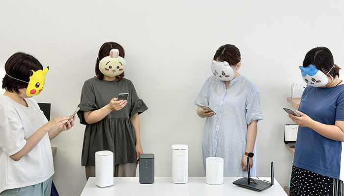 ウイルネットメディア編集部員がホームルーターの性能を検証している写真