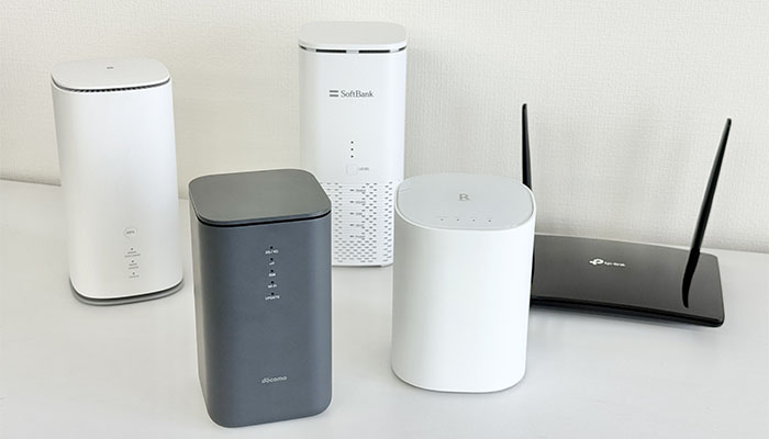 ホームルーターおすすめ5社の実機。左からGMOとくとくBB WiMAX、ドコモhome5G、ソフトバンクエアー、おきらくホームWi-Fi(ソフトバンク回線用)