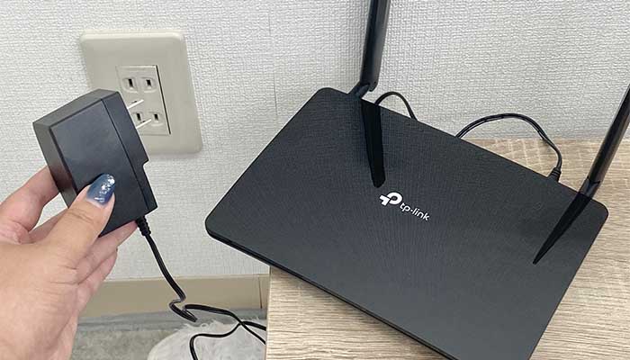TP-Link Archer MR600のルーターをコンセントに挿す画像