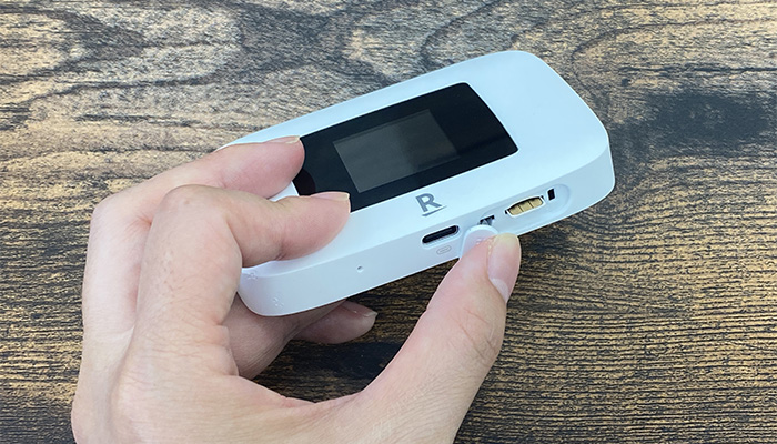 楽天モバイルRakuten WiFi Pocket Platinumの初期設定 SIM挿入